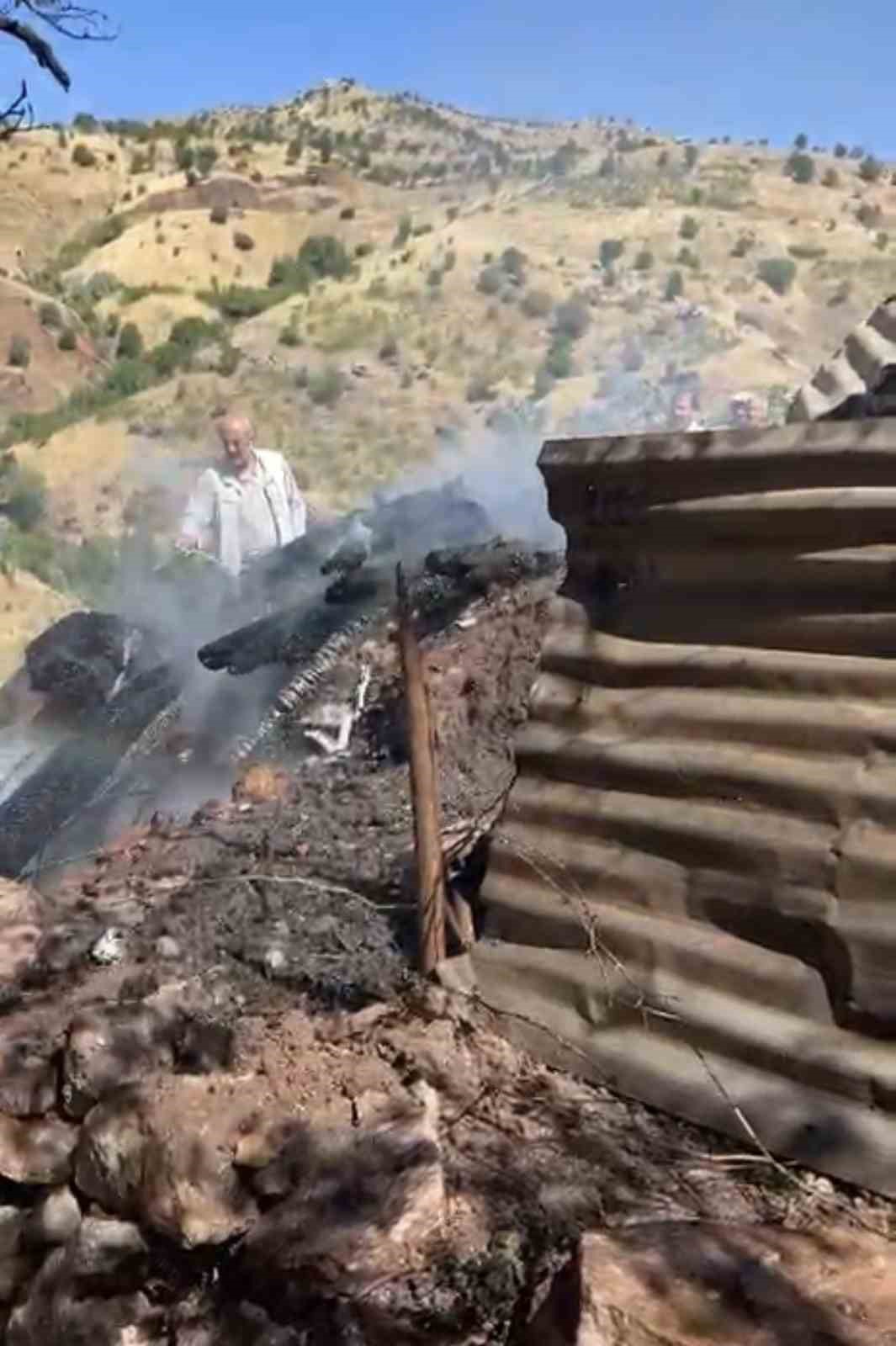 Ambar ve çatı yangını korkuttu