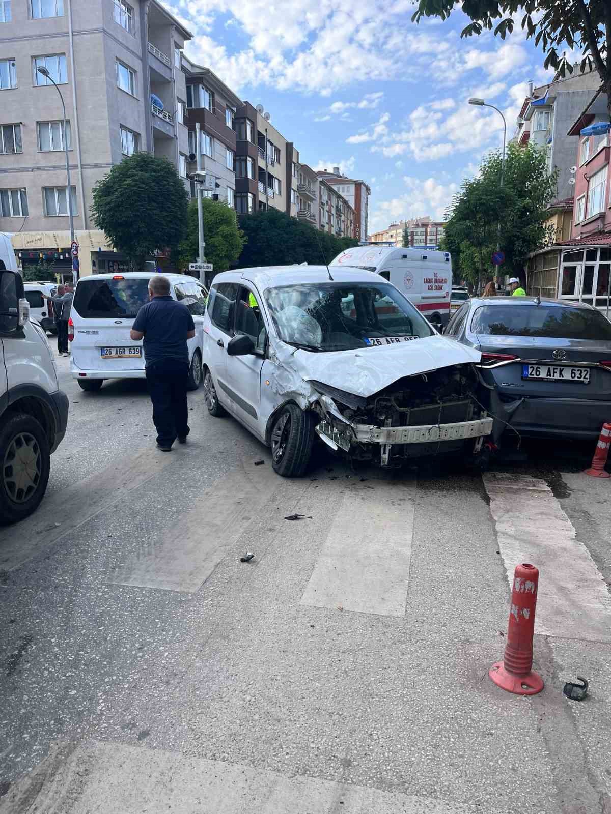 Biri iş&ccedil;i servisi toplam 4 aracın karıştığı kazada 9 kişi yaralandı