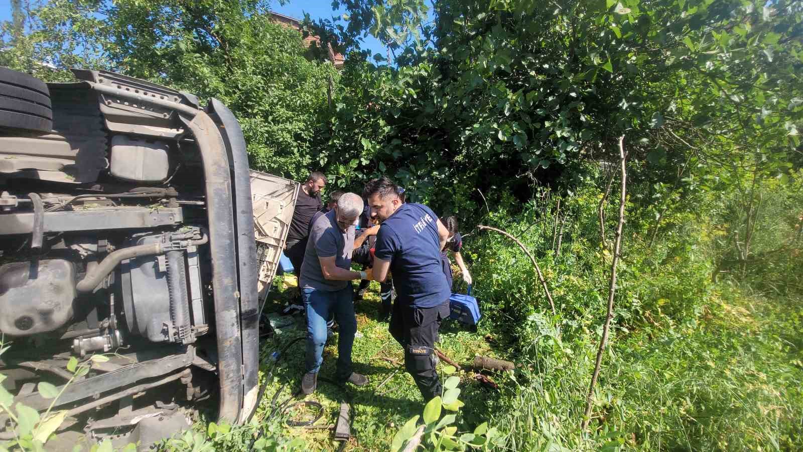 Freni boşalan kamyon devrildi, ekipler sürücüyü kurtarmak için zamanla yarıştı
