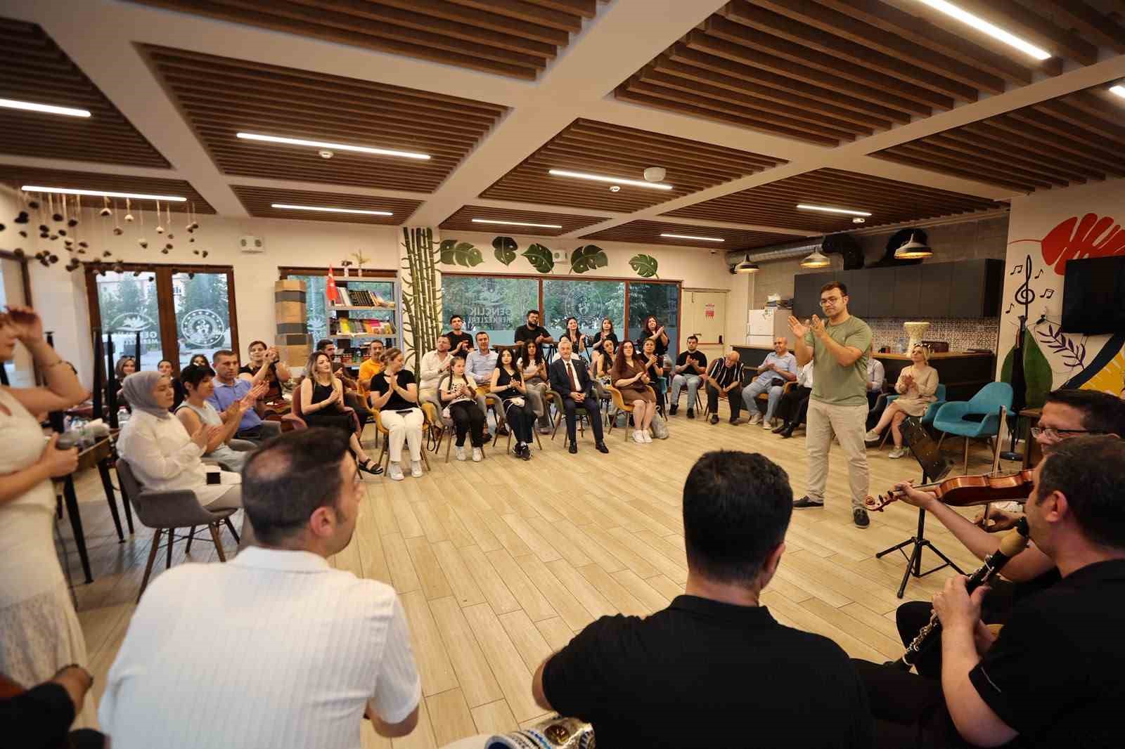 Tahmazoğlu gençlerle buluştu