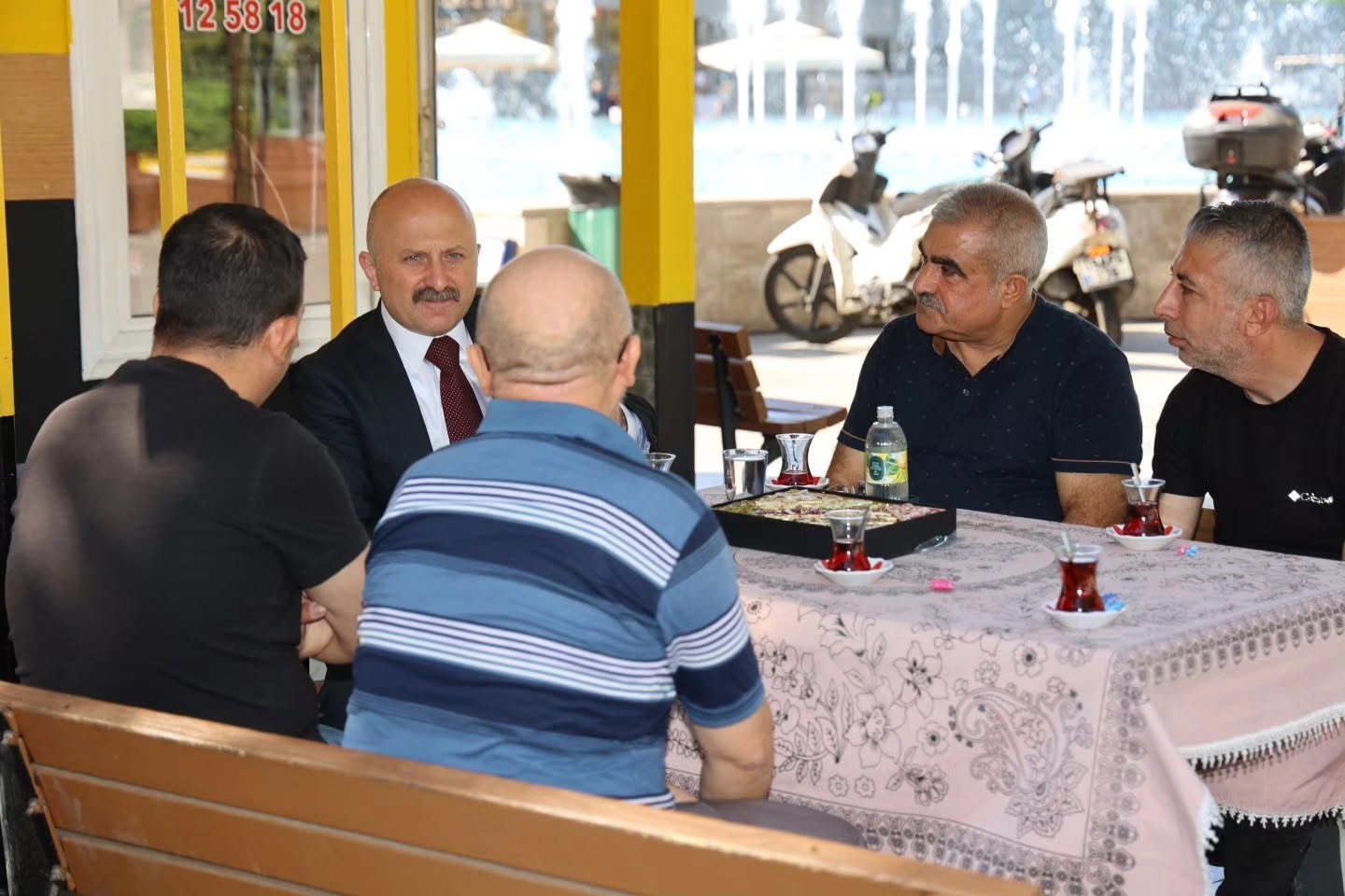 Vali Varol, güne taksi durağında başladı