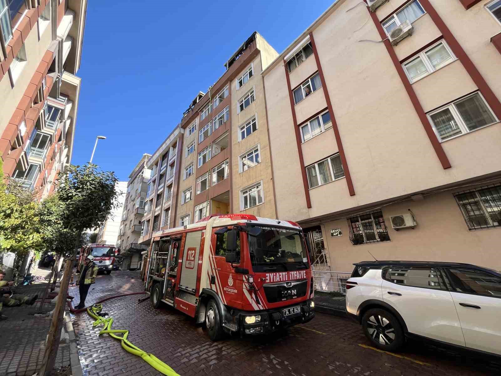 Bahçelievler’de kentsel dönüşüm kapsamında boşaltılan 7 katlı binanın çatısında yangın çıktı