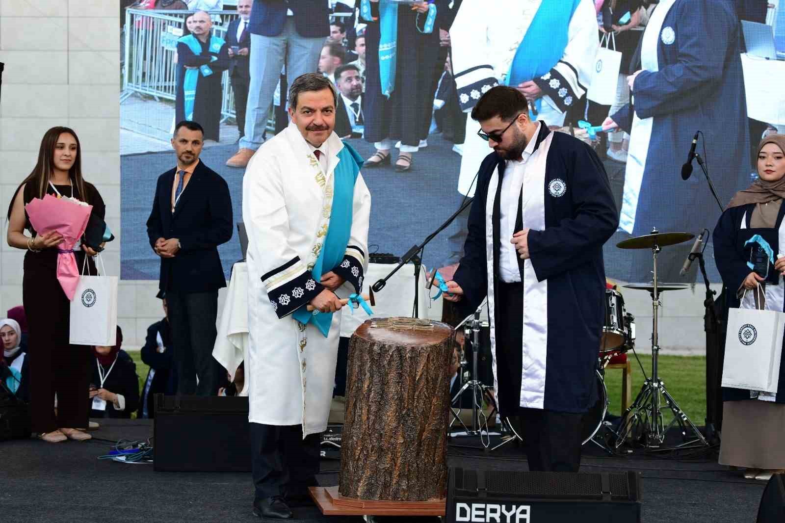 Malatya Turgut Özal Üniversitesi’nde mezuniyet coşkusu