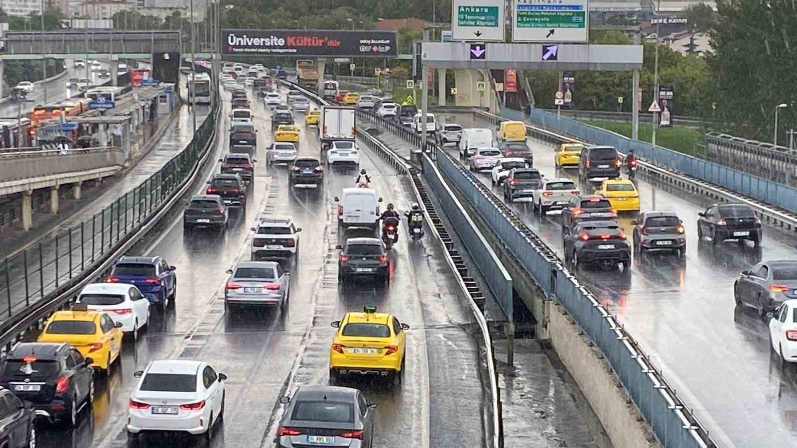 İstanbul’da etkili olan sağanak yağış trafikte yoğunluğa neden oldu