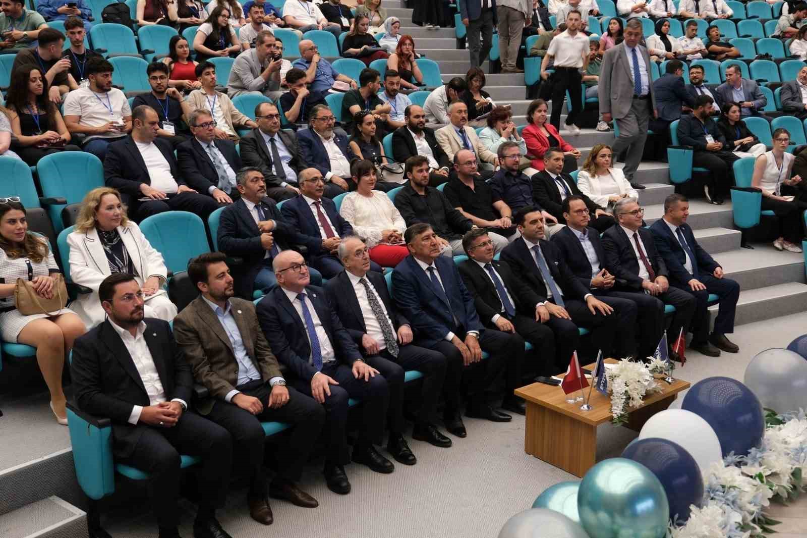 Balıkesirli iş insanları "Mesleki Eğitimde Üniversite-Sanayi İş Birliği" panelinde öğrencilerle buluştu