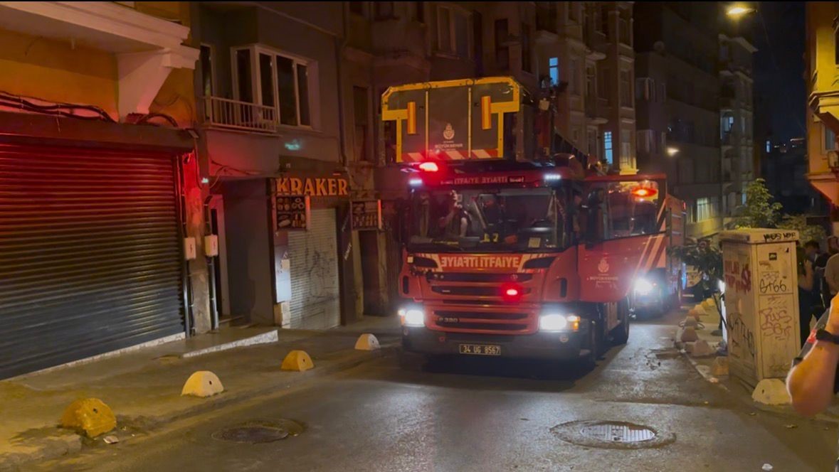 Beyoğlu&rsquo;nda binada kısmı &ccedil;&ouml;kme meydana geldi: Bina sakinleri tahliye edildi