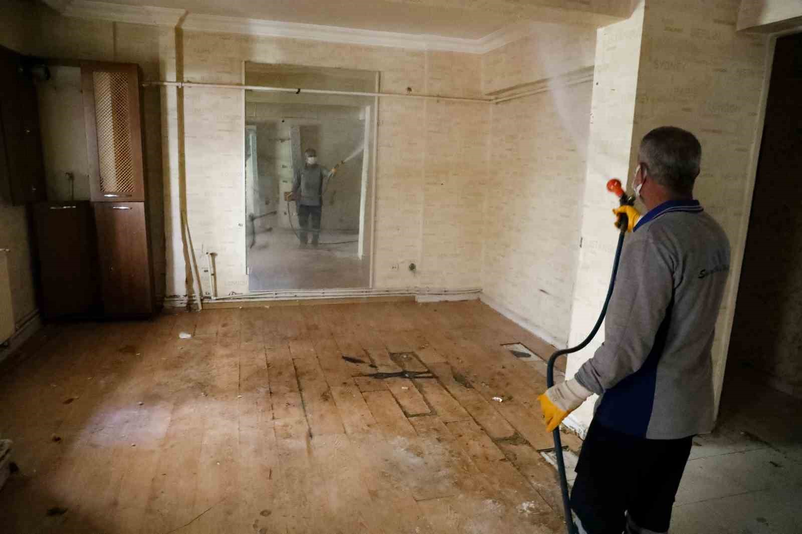 Diyarbakır’da bir evden 3 kamyon çöp çıkartıldı