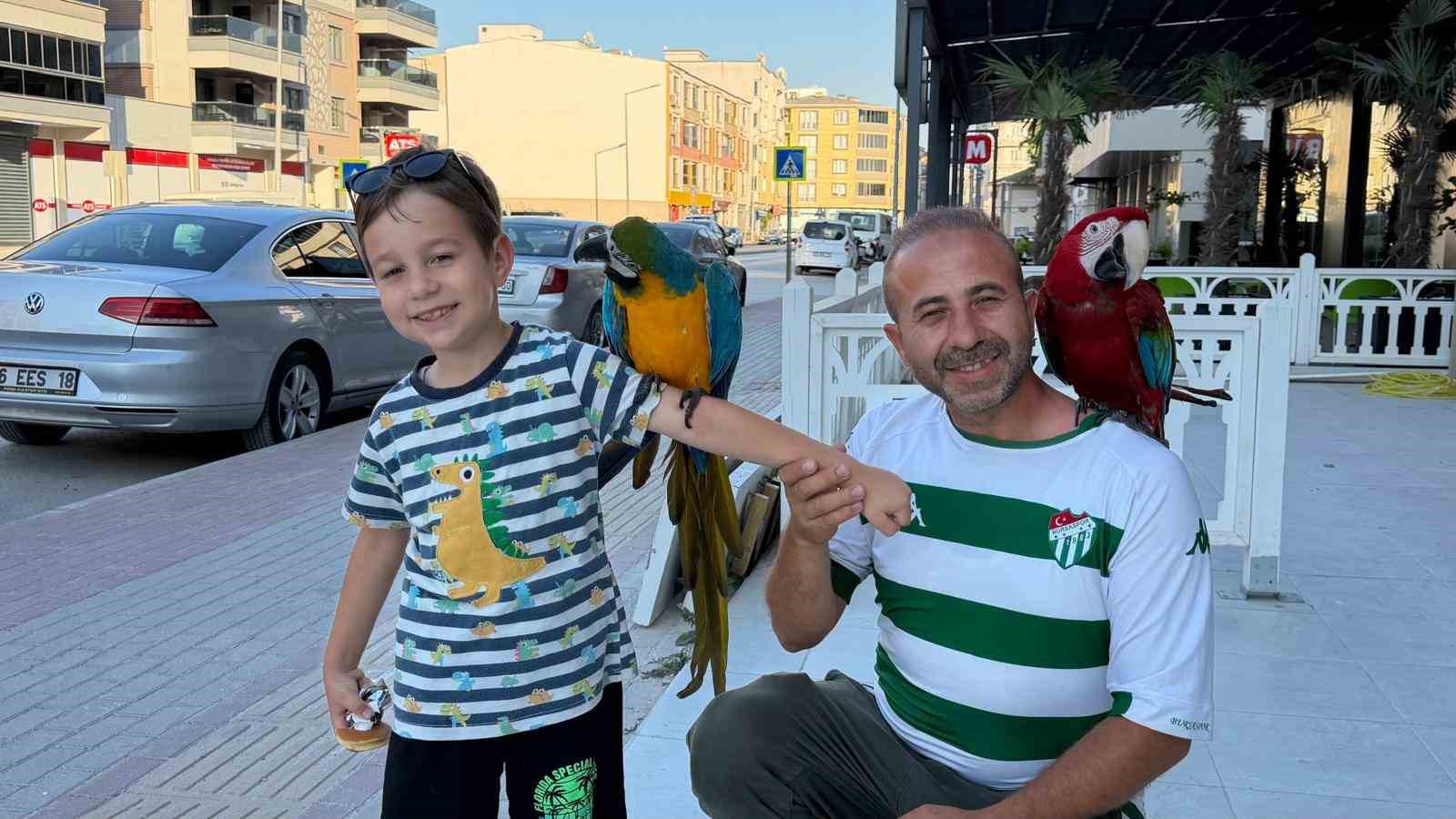 Onları g&ouml;renler d&ouml;n&uuml;p bir daha bakıyor