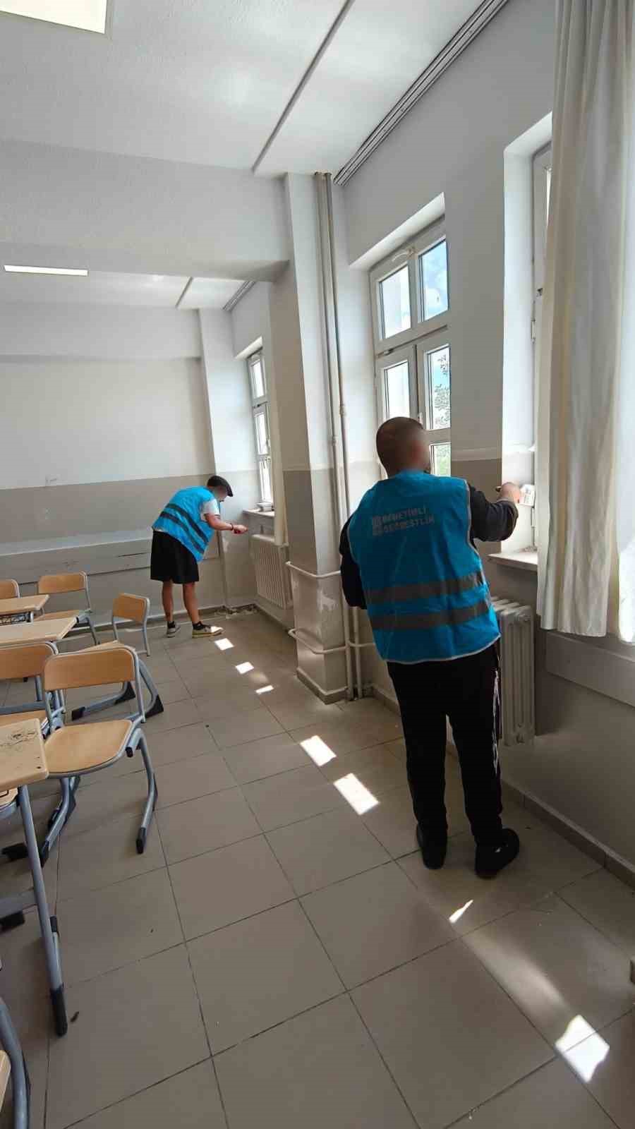 Eskişehir’de yükümlüler okulda boya, tadilat ve temizlik çalışması başlattı