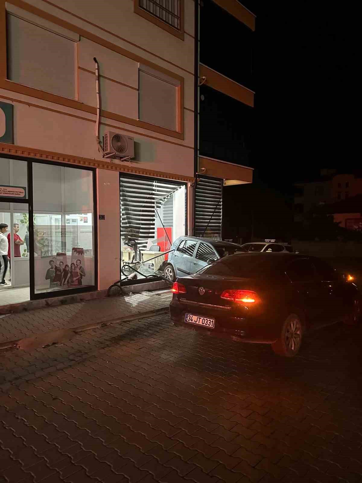 Kontrolden çıkan otomobil araçlara ve iş yerine zarar verdi