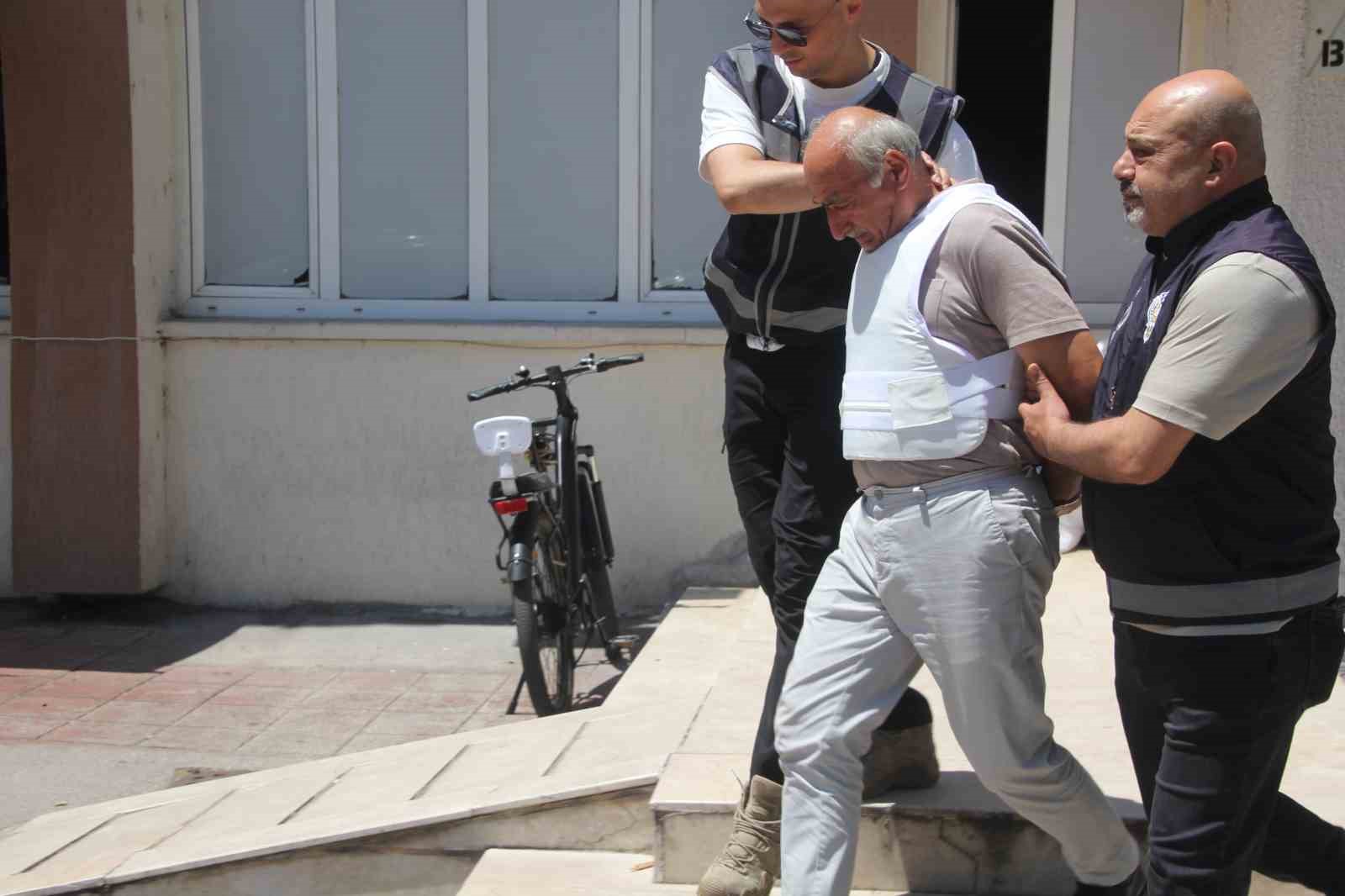 Kardeş katliamında zanlı tutuklandı: &Ccedil;elik yelekle cezaevine g&ouml;t&uuml;r&uuml;ld&uuml;