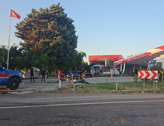 İznik’te kömür yüklü tır akaryakıt istasyonuna daldı: 1 ölü