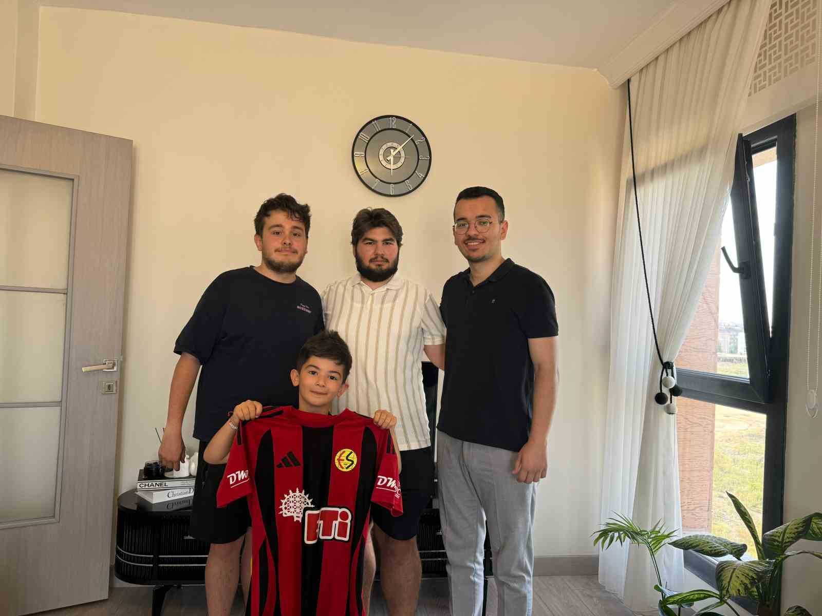 Eskişehirspor&rsquo;un minik kahramanına &Uuml;ni Nefer&rsquo;den anlamlı ziyaret