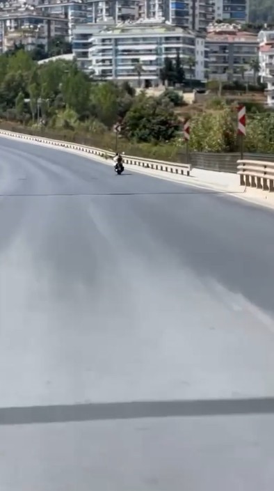 Alanya’da motosikletlinin tehlikeli hareketleri kamerada
