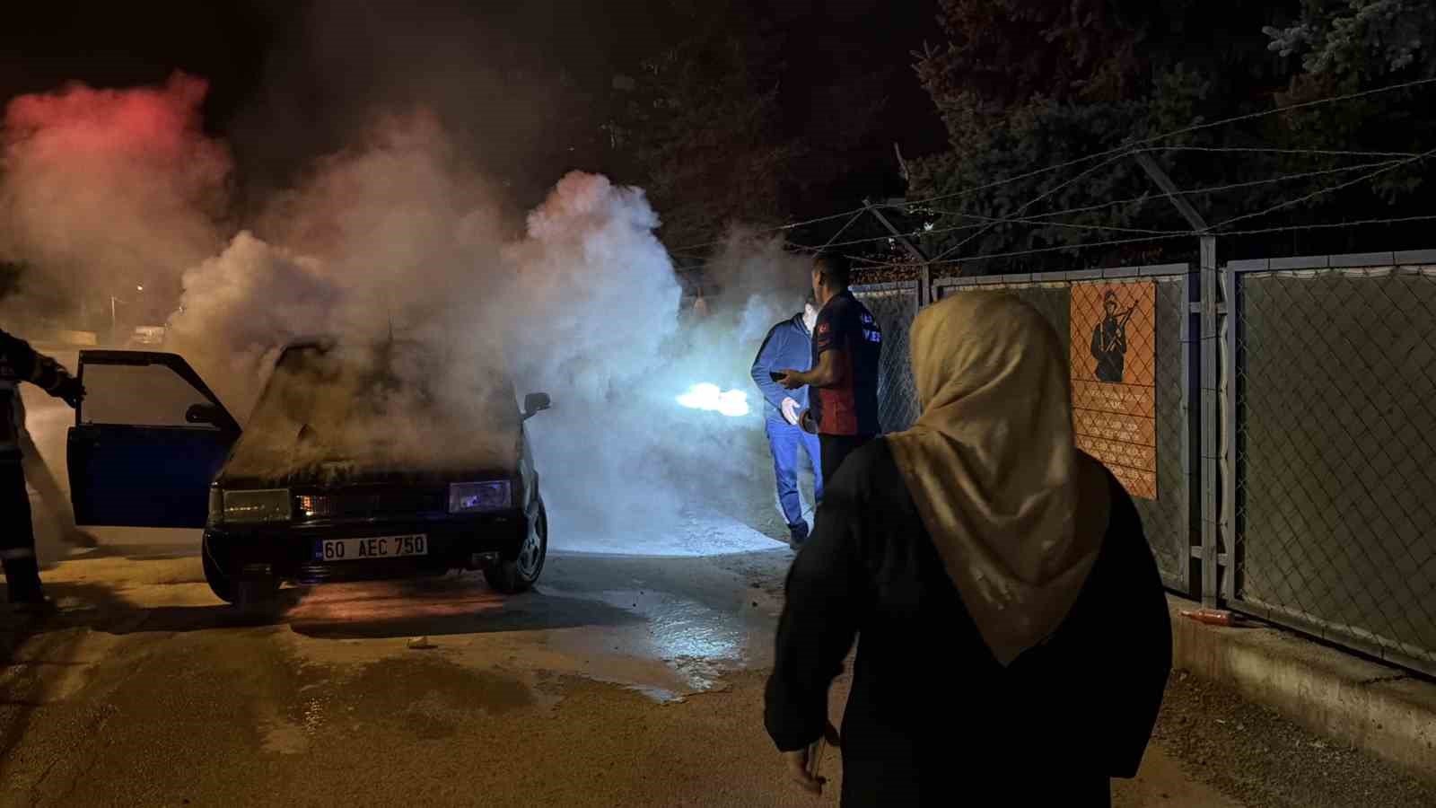 Tokat’ta park halindeki otomobilde yangın çıktı