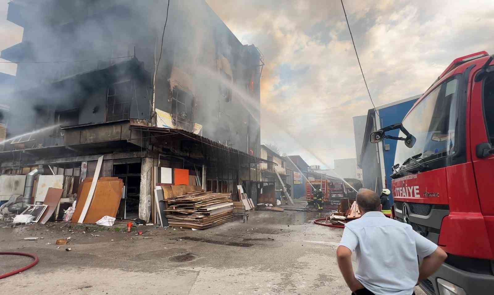 Samsun’da 3 katlı marangoz atölyesi alevlere teslim oldu