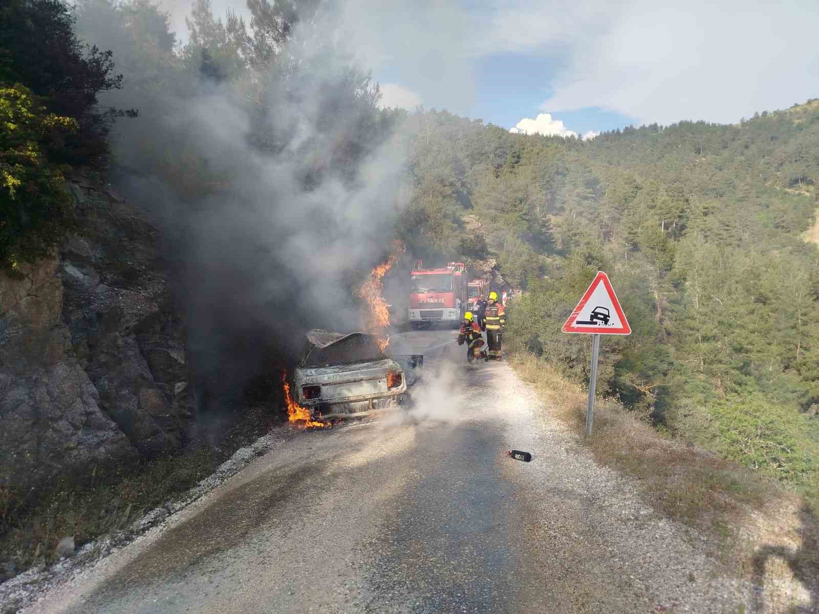 Dursunbey&rsquo;de ara&ccedil; yangını ormana sı&ccedil;radı