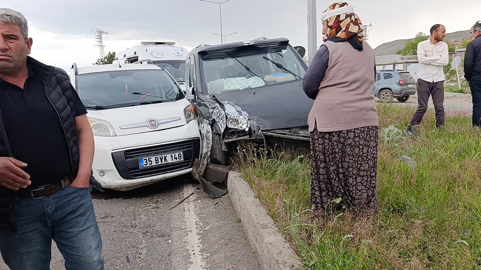 Kars’ta 2 araç çarpıştı: 3’ü çocuk 5 kişi yaralandı