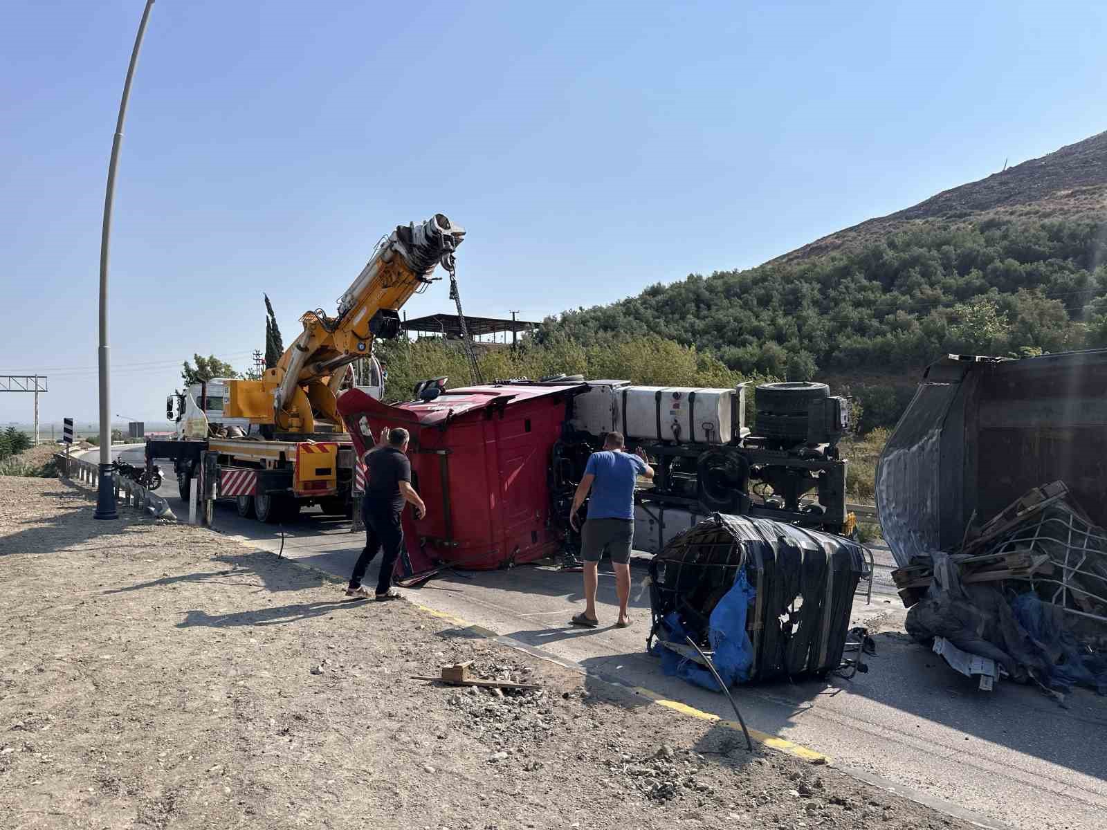 Freni boşalan tır ortalığı savaş alanına çevirdi