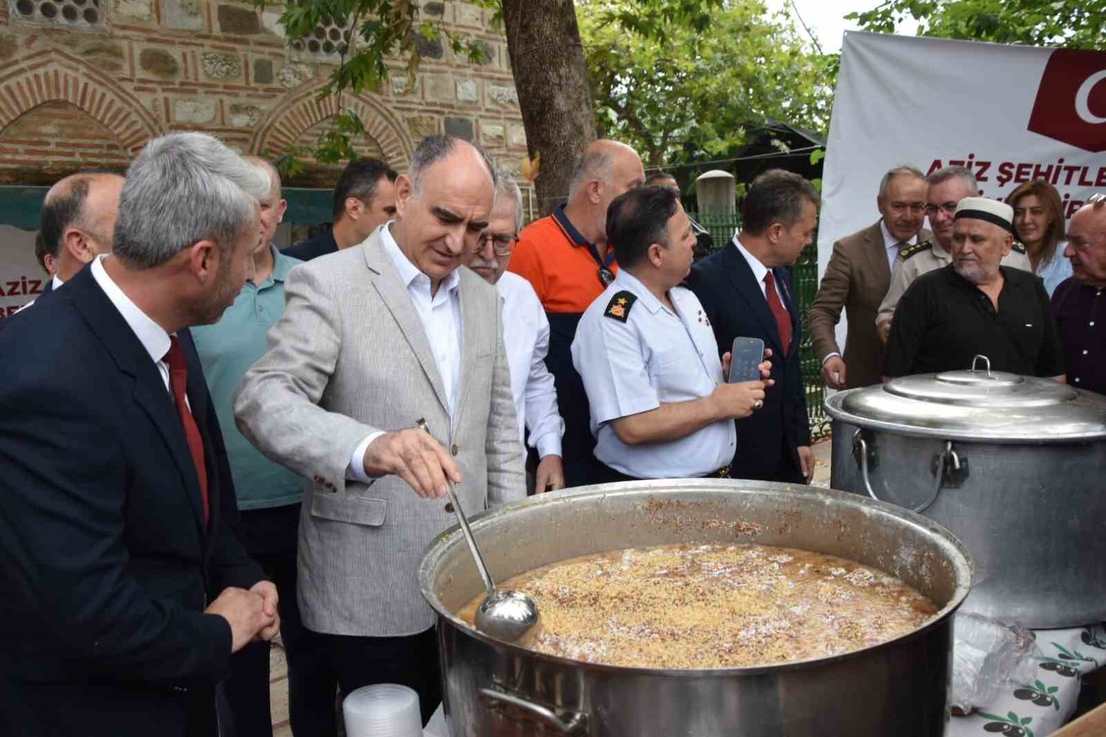 Şehit aileleri ve gazilerden aşure hayrı