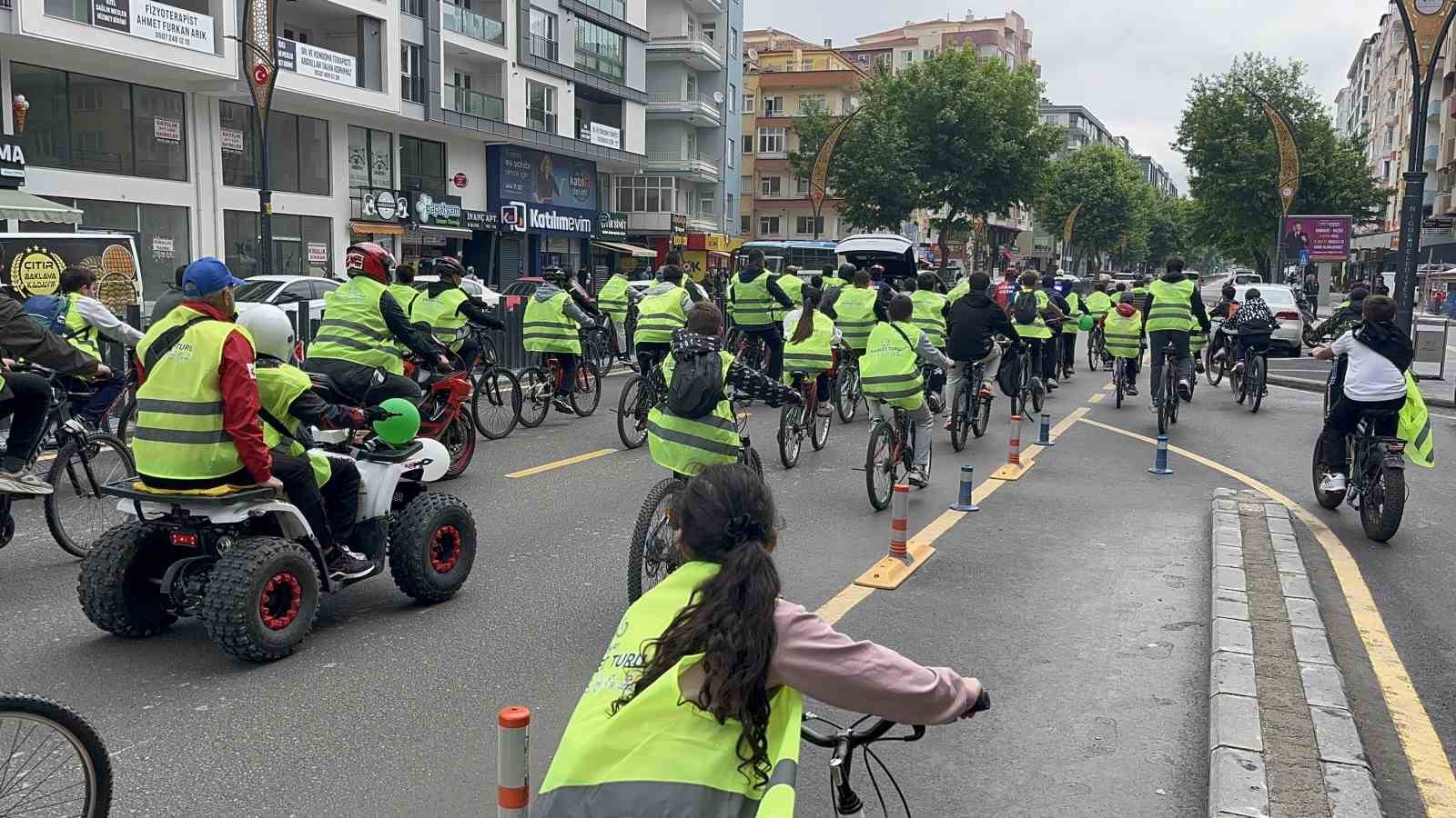 Niğde&rsquo;de y&uuml;zlerce bisiklet tutkunu sağlıklı yaşam i&ccedil;in pedal &ccedil;evirdi