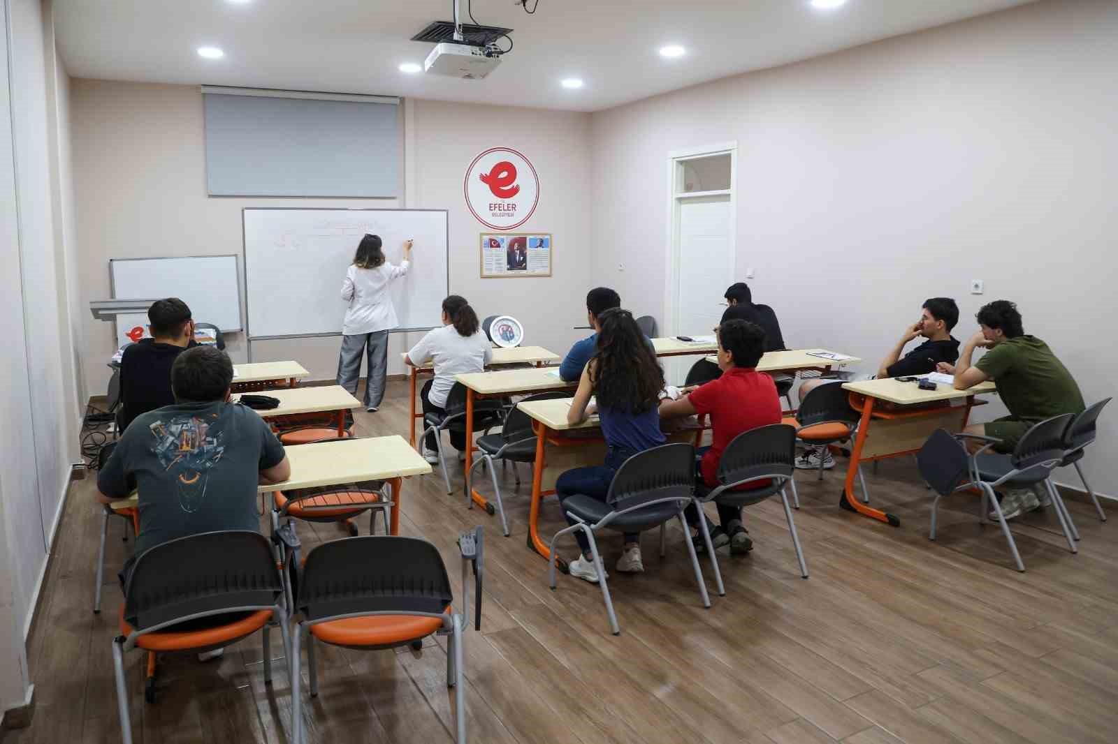 Efeler’de gençlere sınav desteği