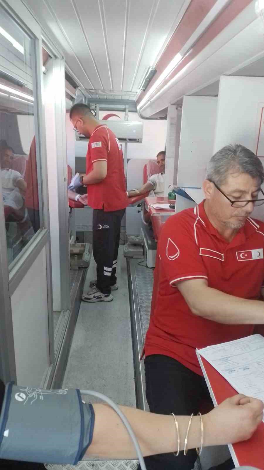 Kızılay’dan sıcaklara karşı akşam mesaisi