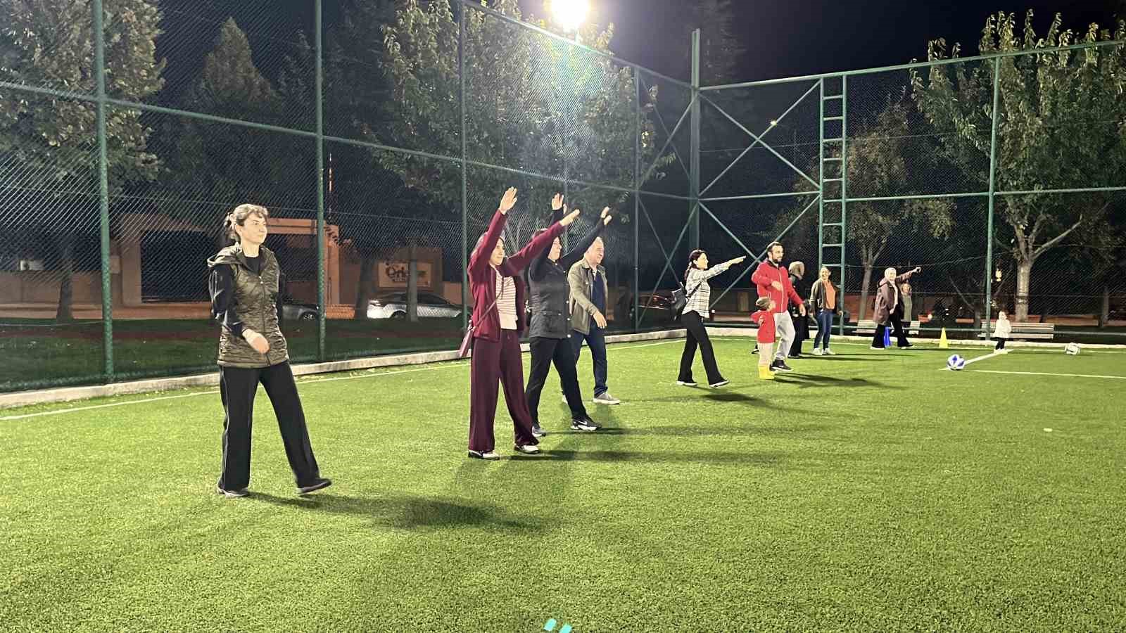 Çorum’da vatandaşlar parkta buluşup sağlıklı yaşam için egzersiz yaptı
