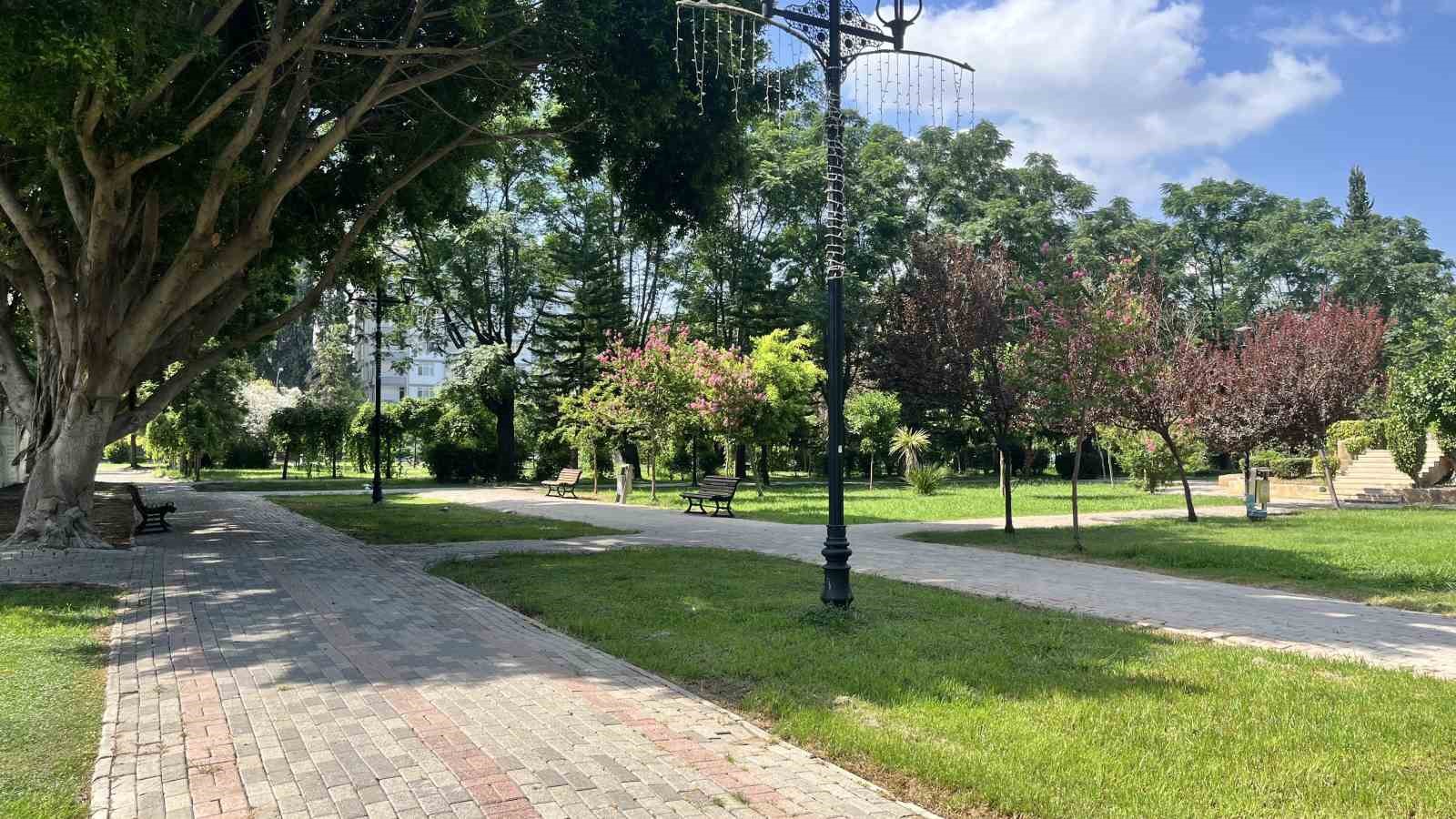 Adanalılar sıcaktan ka&ccedil;tı, cadde ve sokaklar boş kaldı
