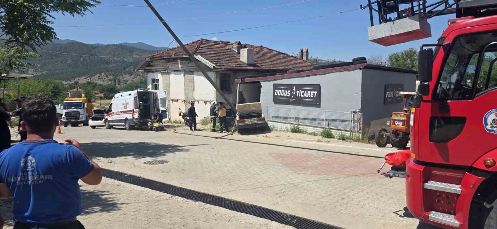 Deponun duvarına çarpan otomobildeki yaşlı karı koca hayatını kaybetti