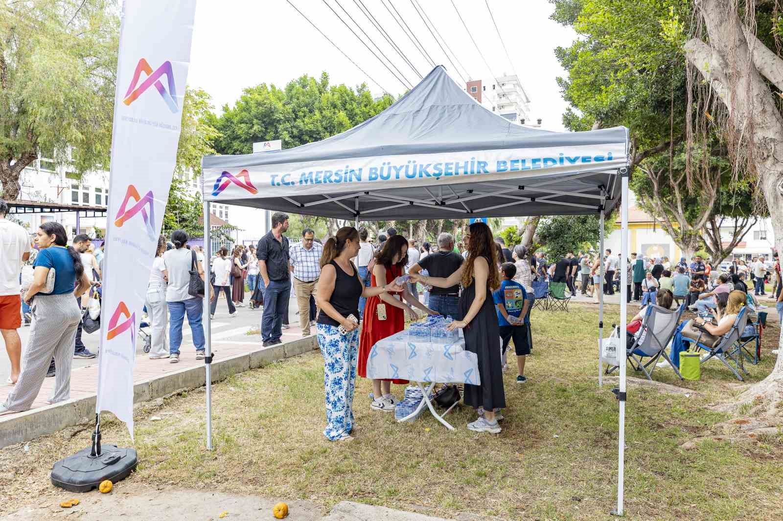 Mersin Büyükşehir Belediyesinden LGS günü su ikramı