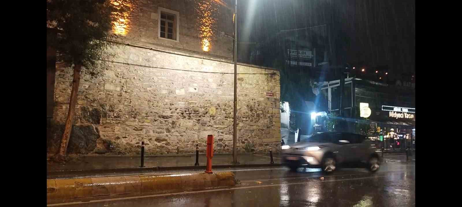 İstanbul&rsquo;da beklenen yağış başladı