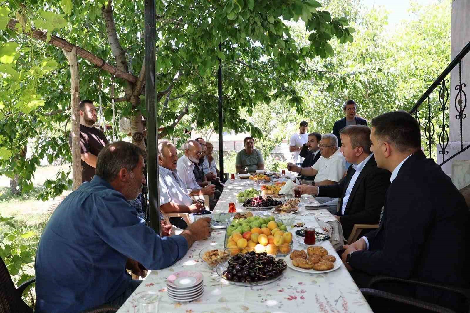 Vali Aydoğdu, Ortayurt k&ouml;y&uuml;nde &uuml;reticilerin taleplerini dinledi