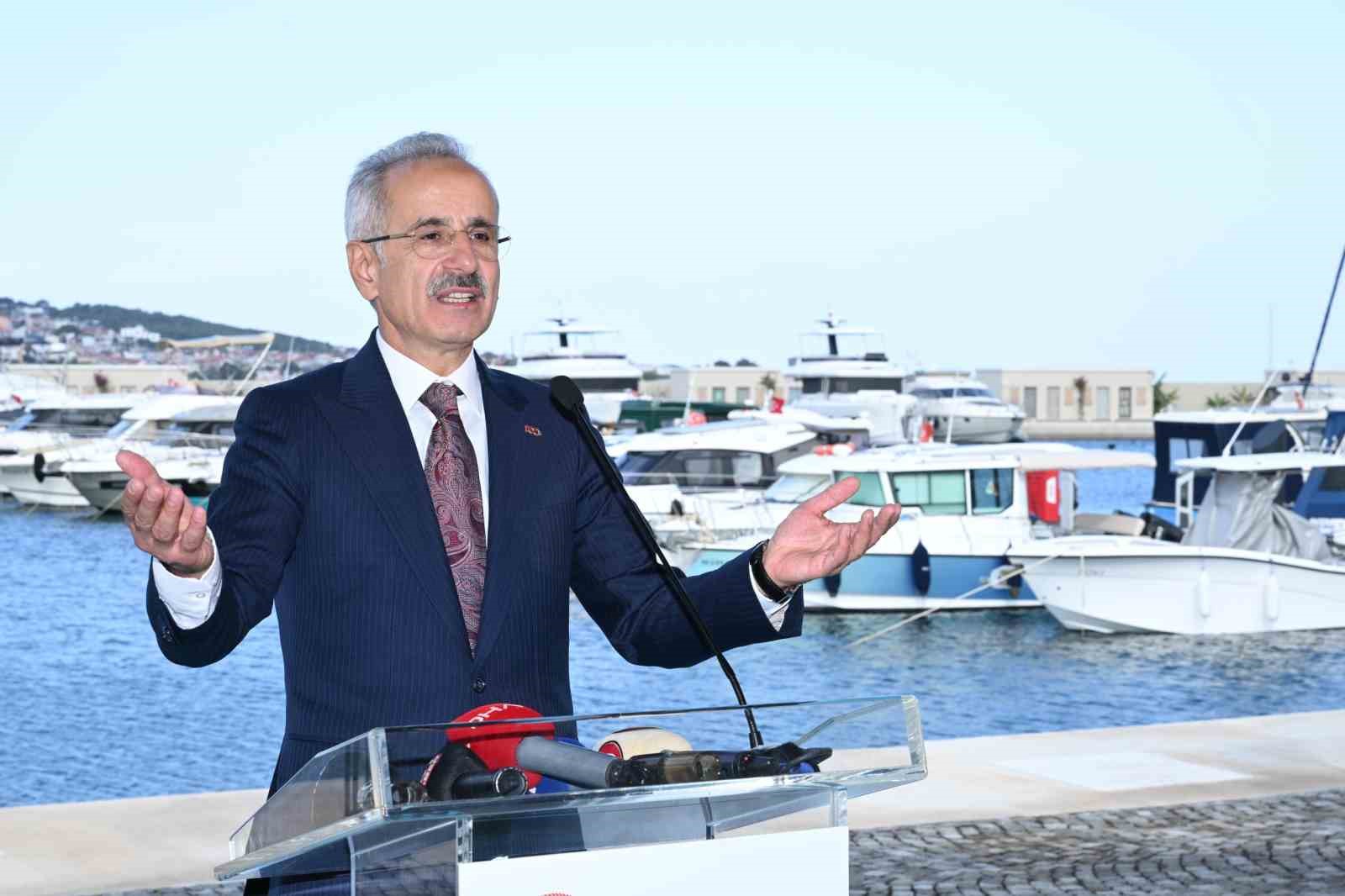 Bakan Uraloğlu: "Denizcilik &ouml;demelerinin yaklaşık y&uuml;zde 80&rsquo;i kredi kartıyla &ccedil;evrim i&ccedil;i yapılabiliyor"