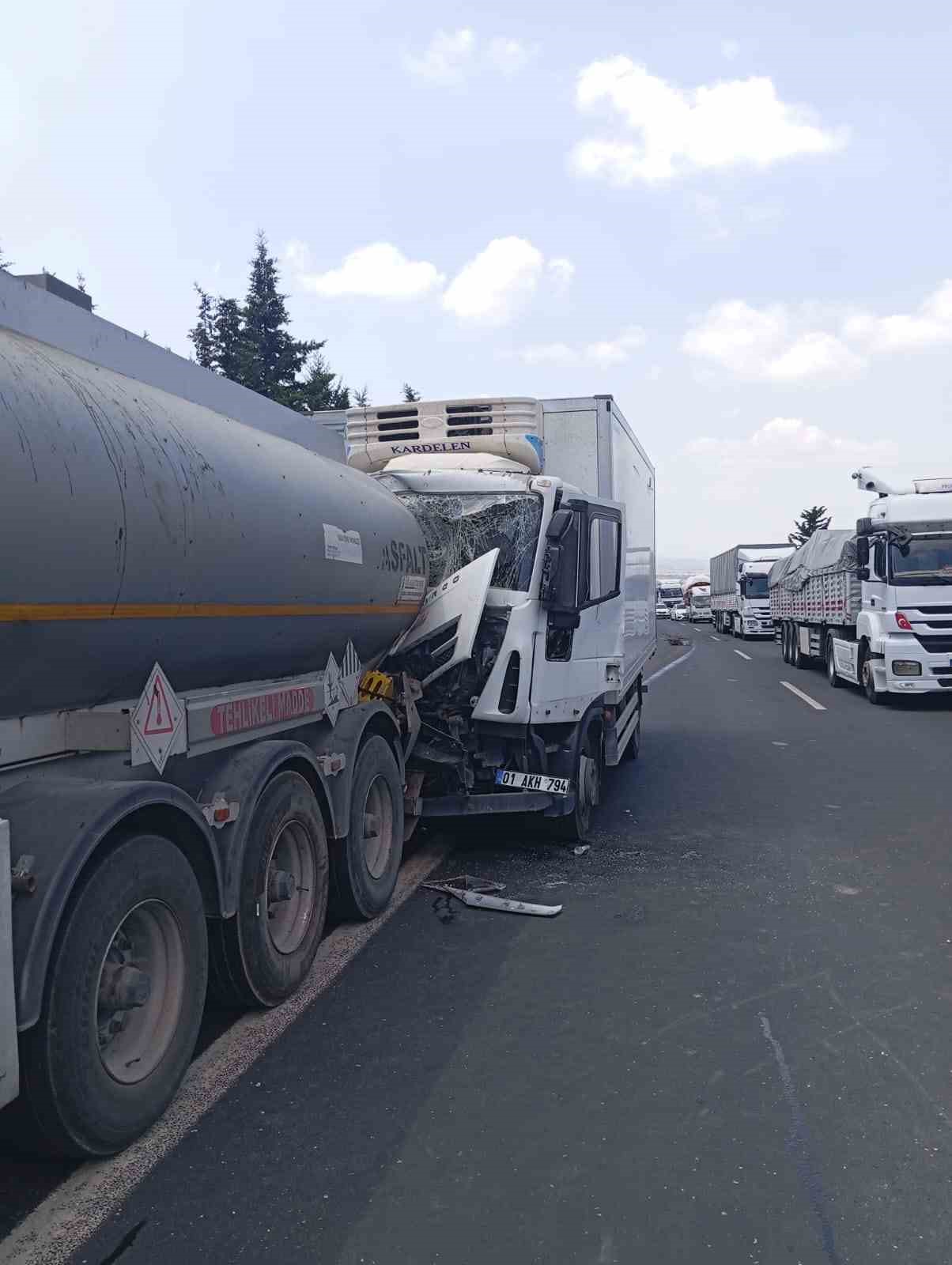 Osmaniye’de tankere arkadan çarpan tırda 2 kişi yaralandı