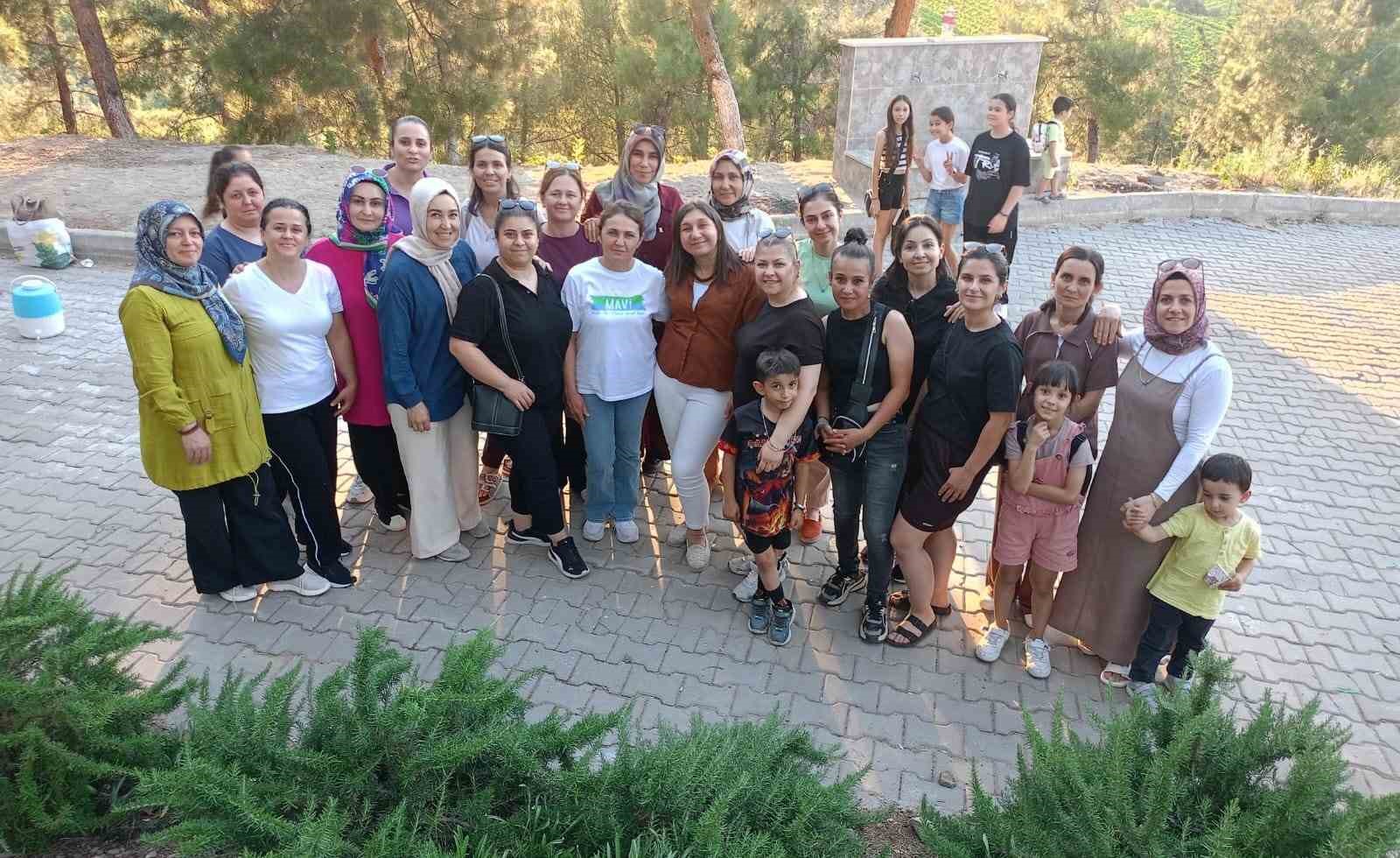 Sarıgöl’de 4 yıl boyunca okuttuğu eski öğrencileriyle buluştu