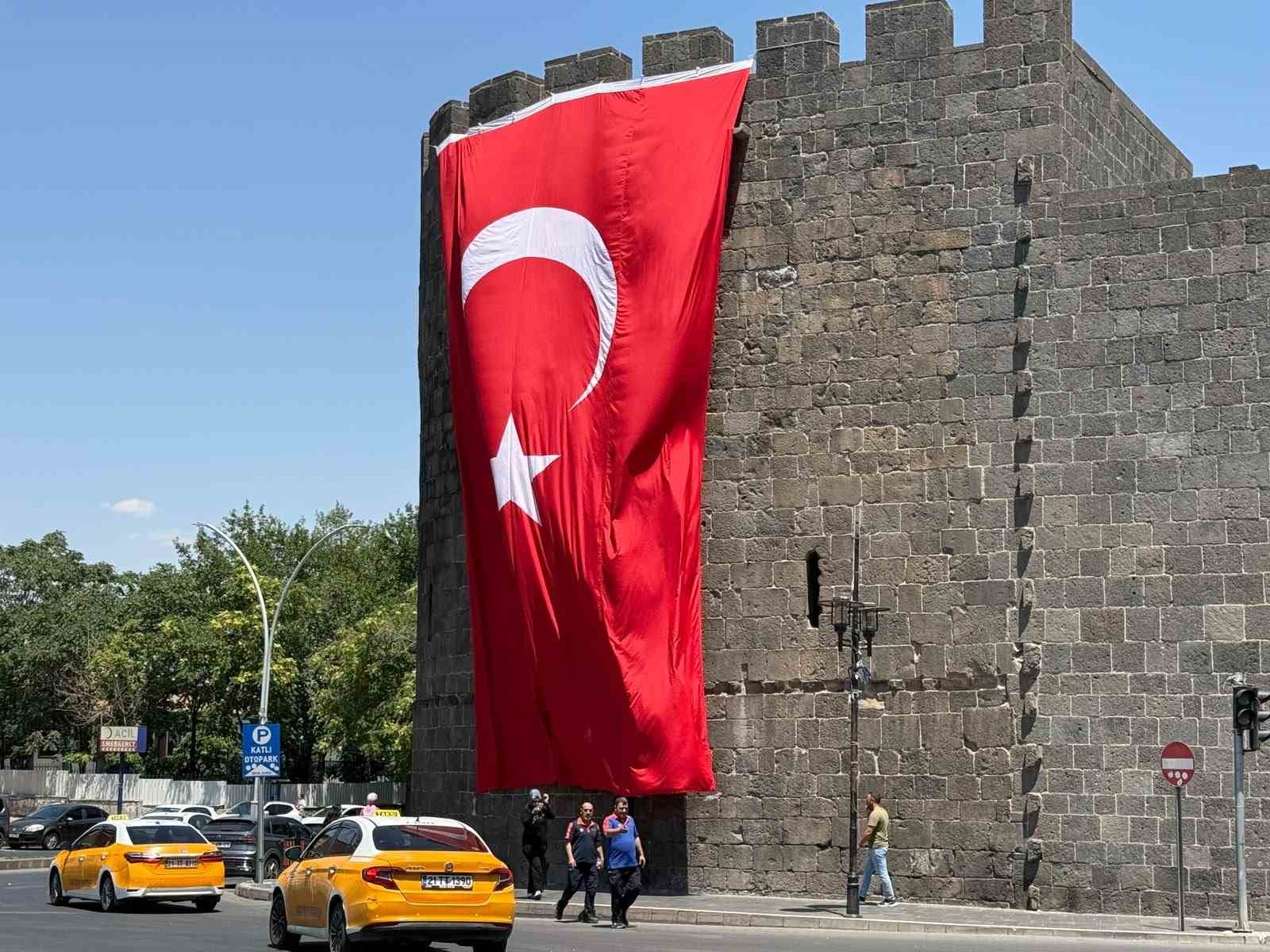 Diyarbakır surlarına dev Türk bayrağı asıldı