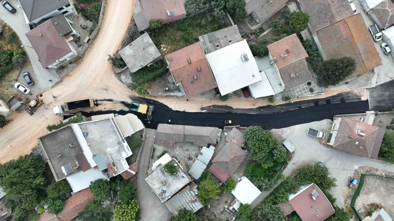 Karacabey’in Yenikaraağaç Mahallesi’nde yollar yenileniyor