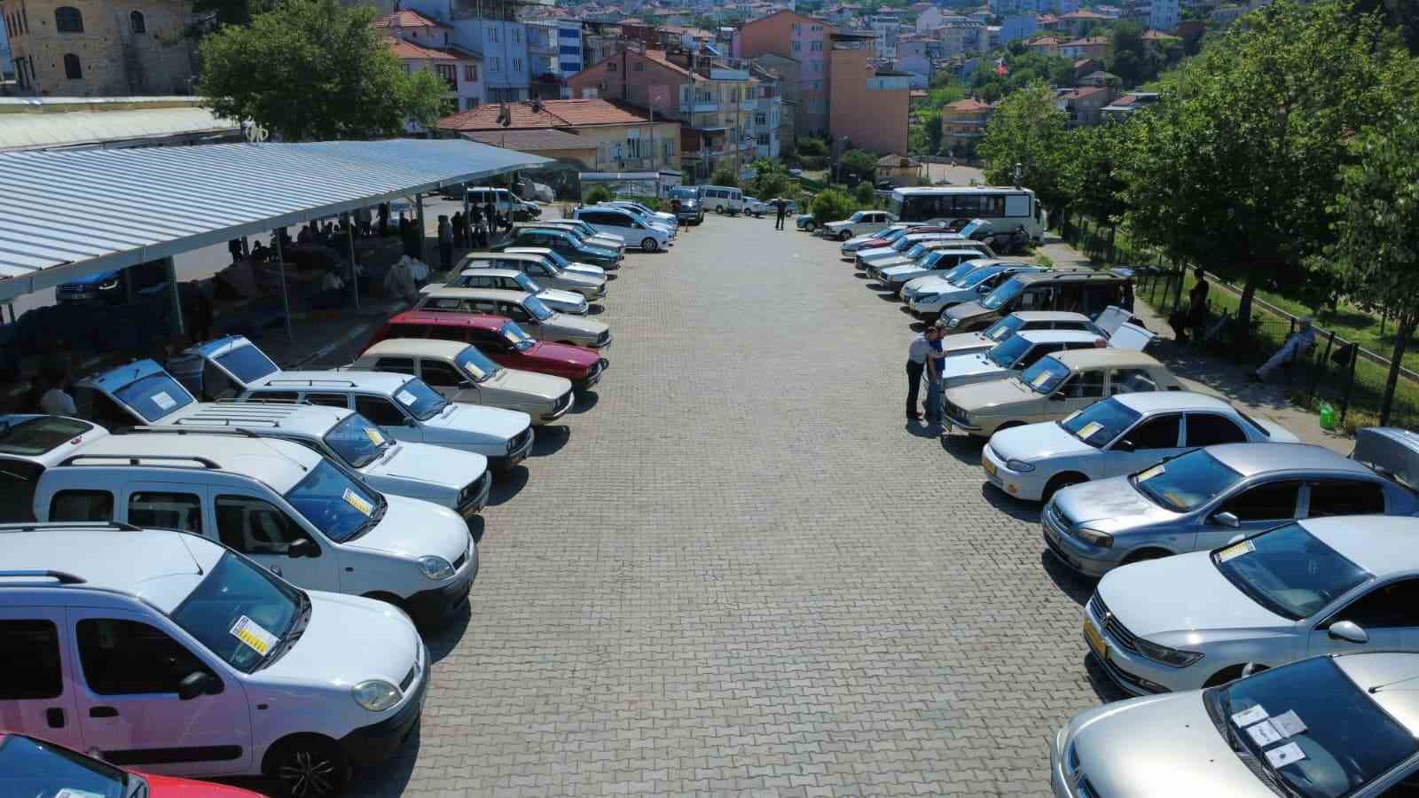 Demirci&rsquo;nin Oto Pazarı b&ouml;lgenin ticaret merkezi oldu