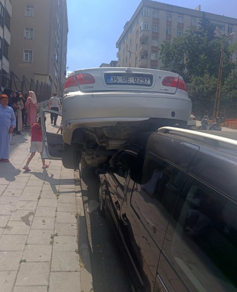 Küçükçekmece’de akıl almaz kaza: Dik rampayı çıkmaya çalışırken kayan otomobil hafif ticari aracın üzerine çıktı