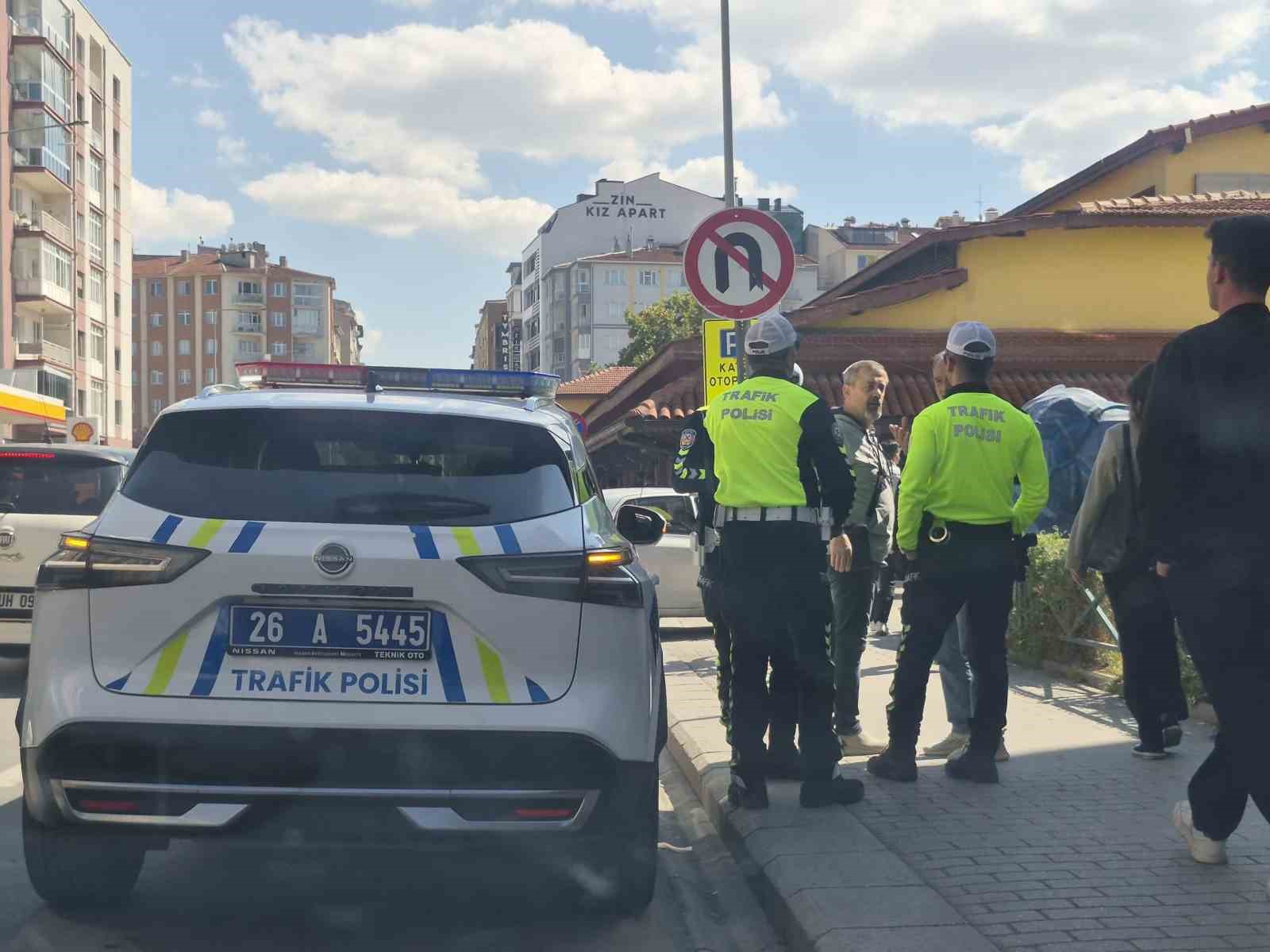 Eskişehir&rsquo;de otomobille &ccedil;arpışan motosiklet s&uuml;r&uuml;c&uuml;s&uuml; yaralandı
