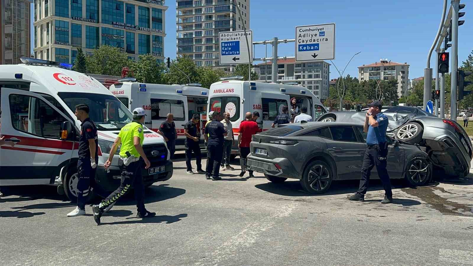 Elazığ’da otomobiller çarpıştı: 5 yaralı