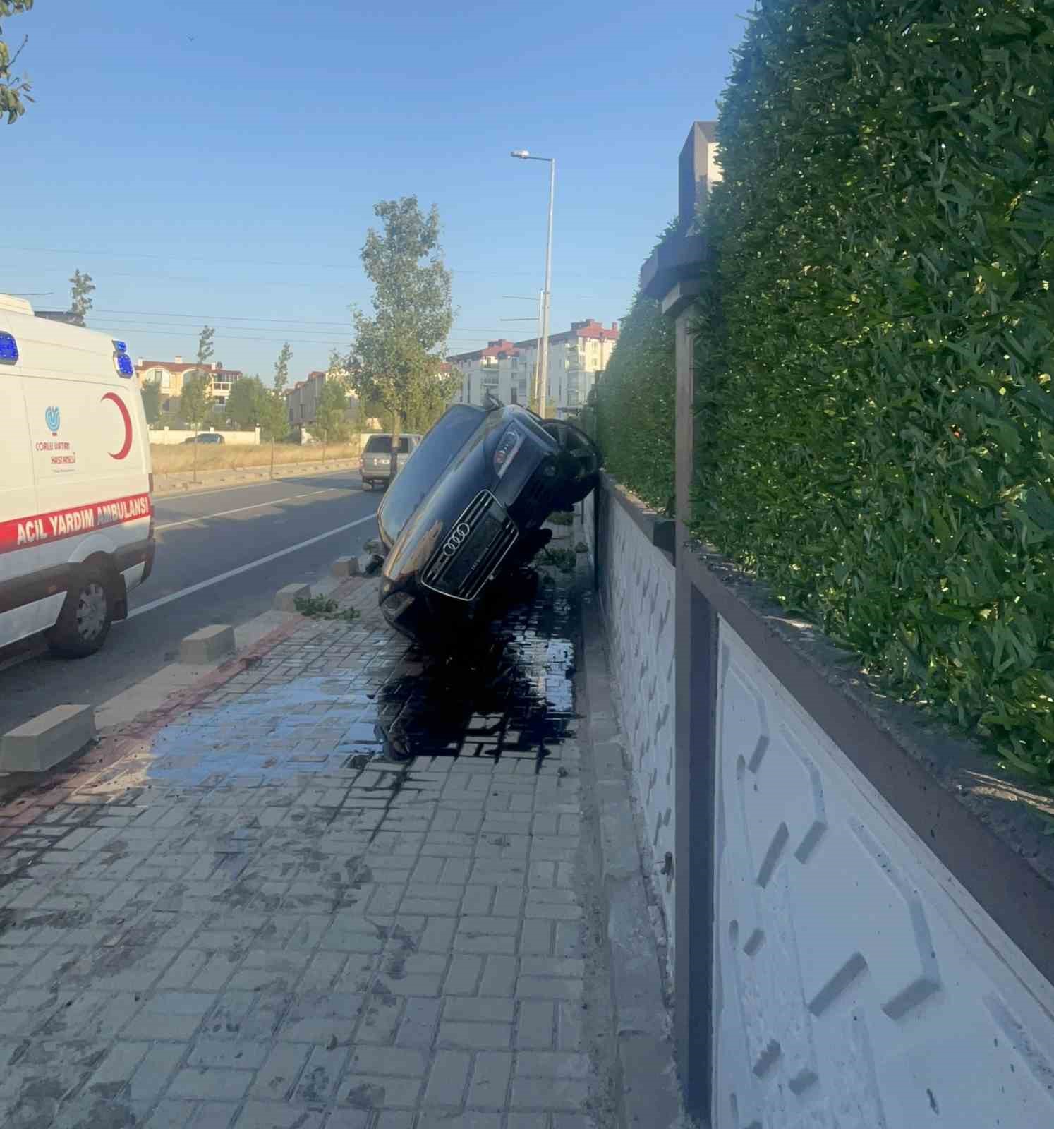 Tekirdağ&rsquo;da kaldırımı aşan otomobil duvarda yan durdu
