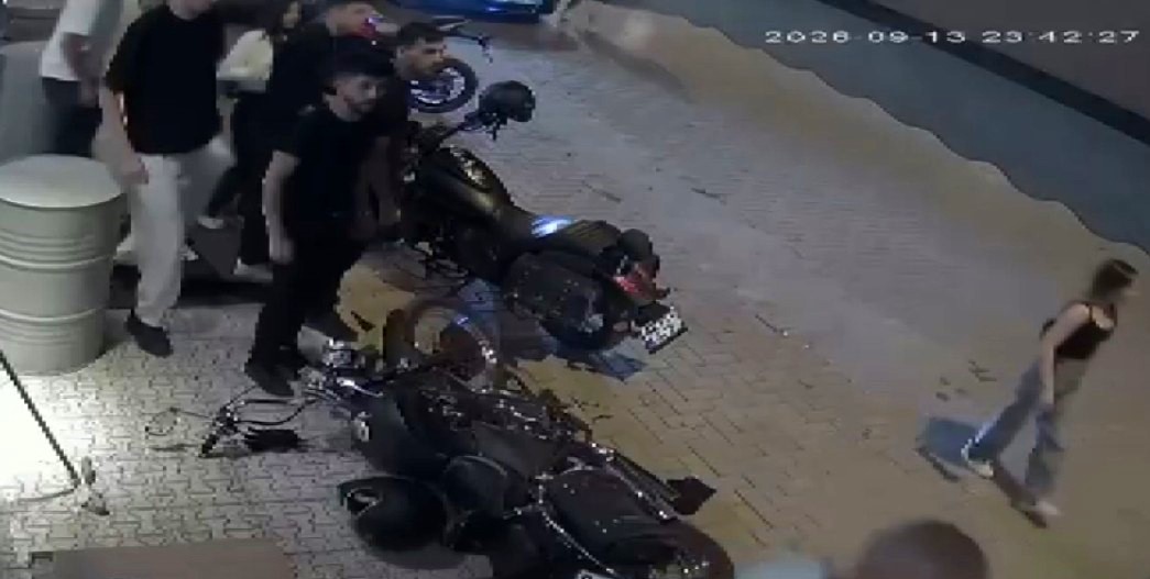 Kimse ne olduğunu anlayamadı, temizlik yapan esnaf kamyonetin altında kalmaktan son anda kurtuldu