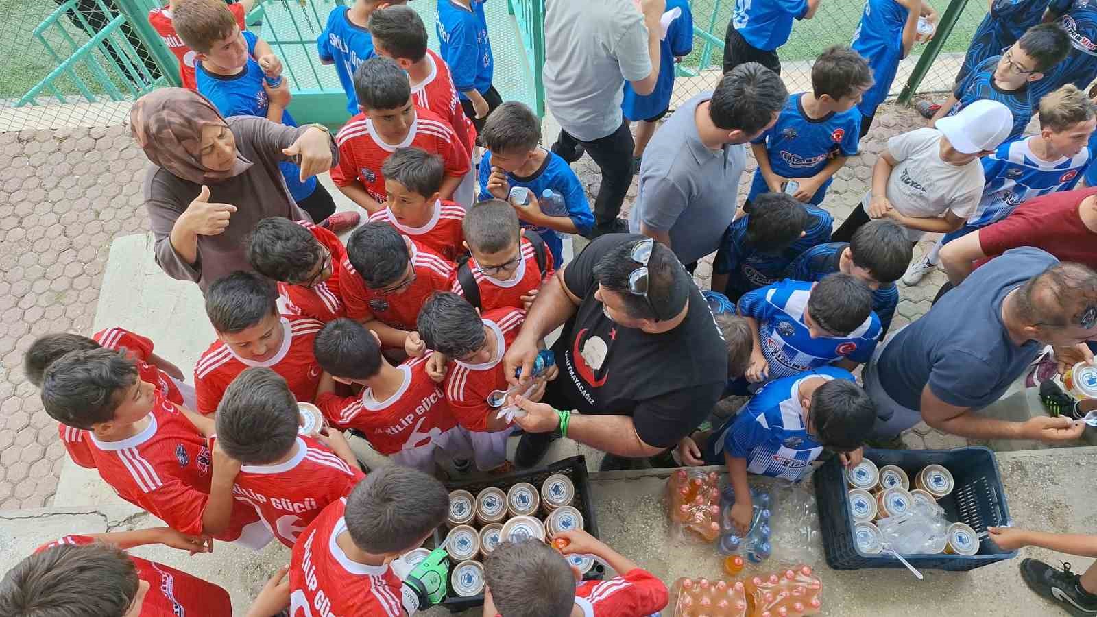 &Ccedil;ocuklar sahada centilmenlikleriyle m&uuml;cadele etti, karşılığında &rsquo;mavi kart&rsquo; g&ouml;rd&uuml;