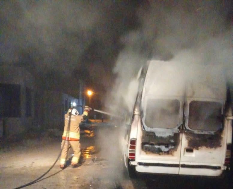 Hatay’da minibüs alevlere teslim oldu