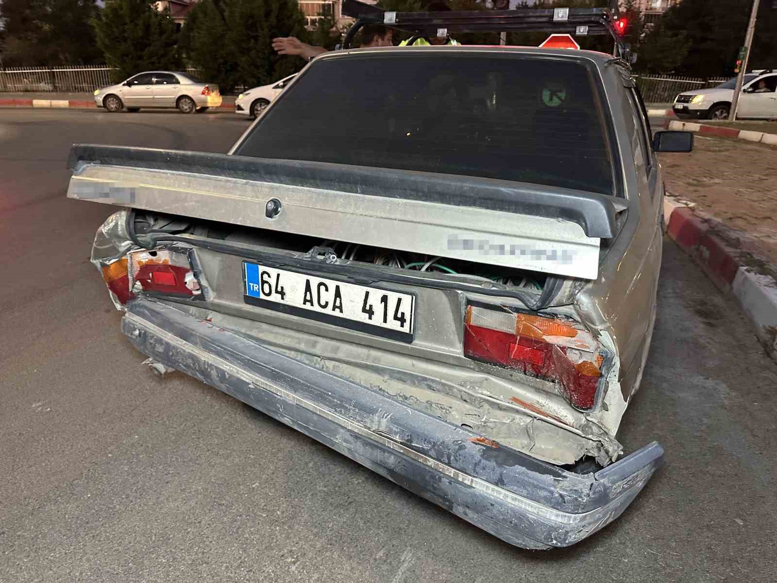 Kırmızı ışıkta bekleyen otomobile çarptı: 3 yaralı