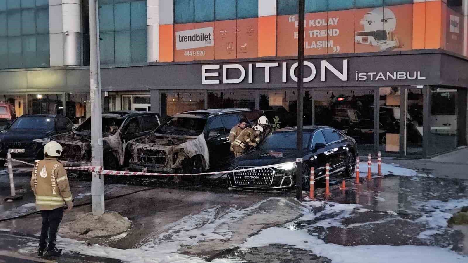 Bakırk&ouml;y&rsquo;de 50 milyon TL değerinde 4 otomobil alevlere teslim oldu