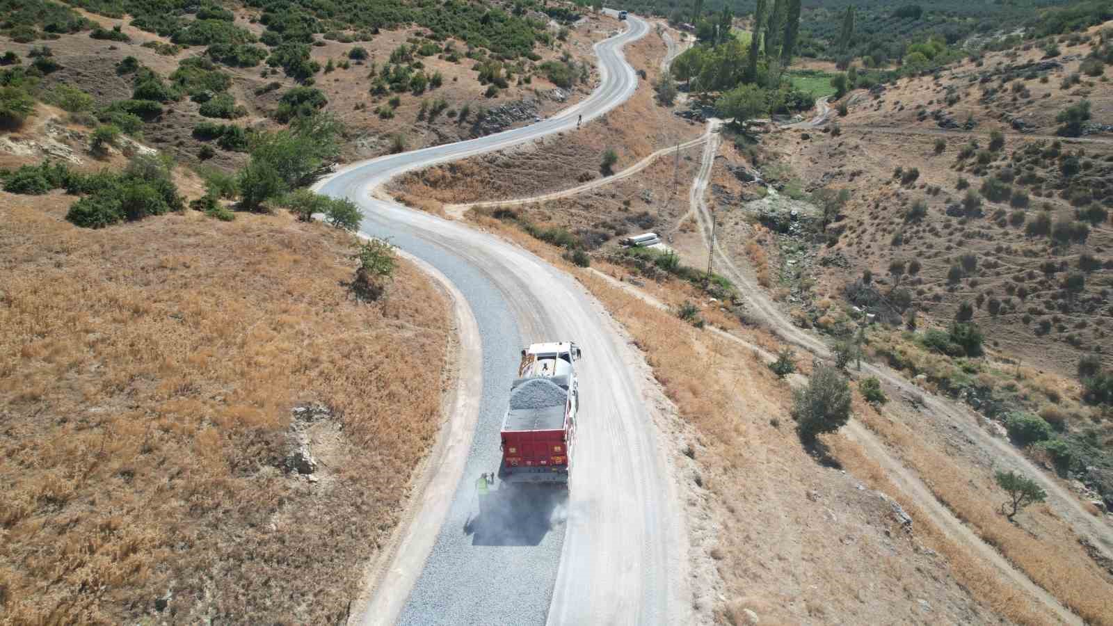 Manisa B&uuml;y&uuml;kşehir&rsquo;den 2 il&ccedil;enin 10 mahallesine ulaşım sağlayan yola asfalt