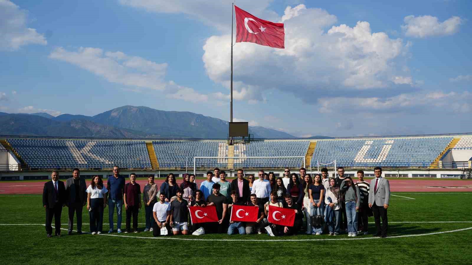 Rektör Kırışık, yeni dönemin ilk gününde öğrencilerle buluştu